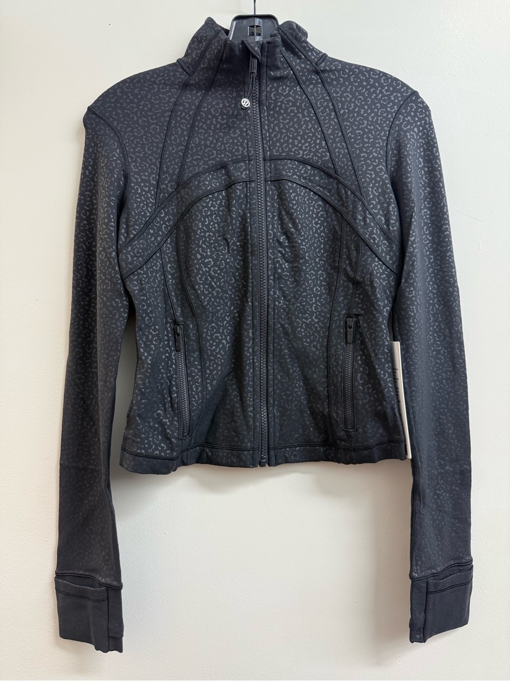 LuluLemon Define Cropped Jacket Nulu in Leopardo Shift Micro Emboss Black